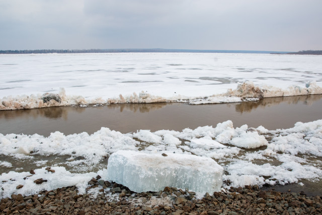 Ледоход на Оби набрал бешеную скорость и мчится в ХМАО
