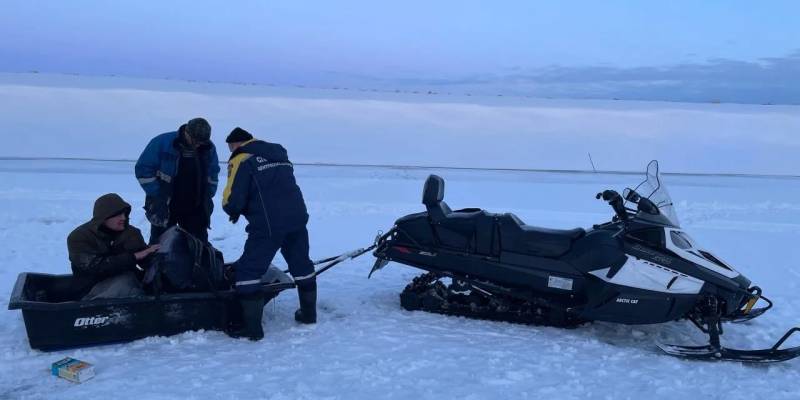 В ХМАО снегоход с людьми ушел под лед на Оби