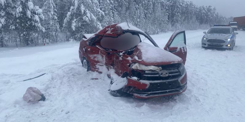 Югорчане погибли в жутком ДТП с грузовиком в Тюменской области