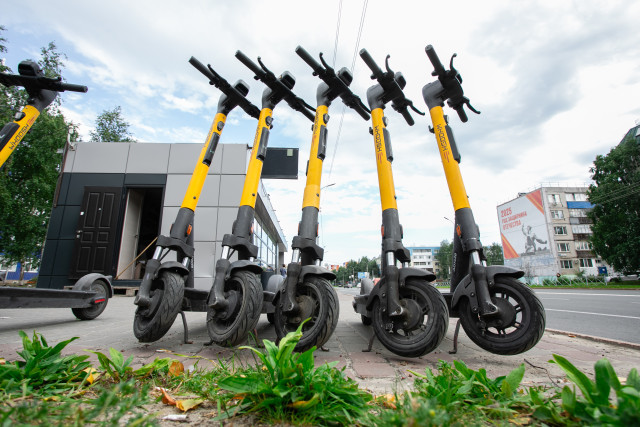 Самокаты под контроль: в Югре ужесточат правила для кикшеринга