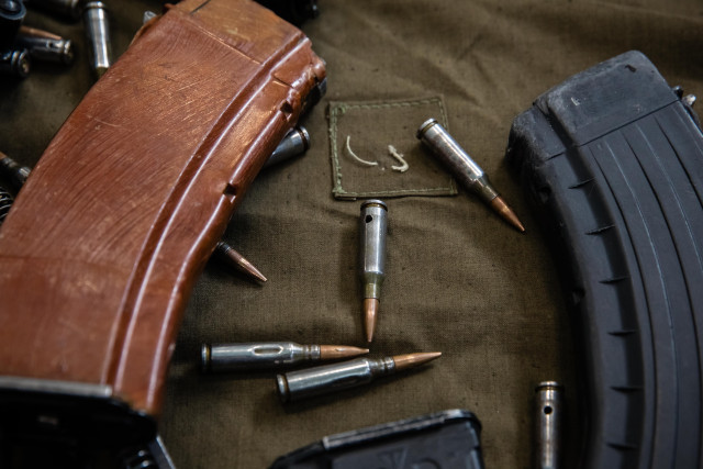 Опасное &laquo;наследство&raquo;: в Советском районе у мужчины нашли самодельное оружие и порох