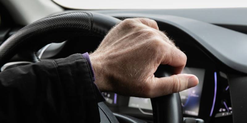 В ХМАО 18-летний водитель пострадал в ДТП из-за потери управления