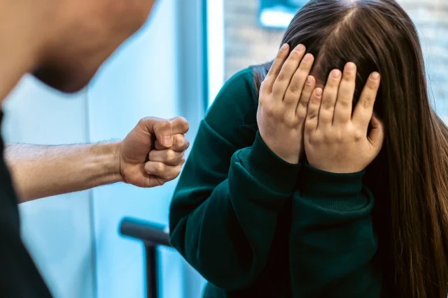 Жительница Сургута сообщила о возможном насилии над 13-летней девочкой Жительница Сургута сообщила о возможном насилии над 13-летней девочкой