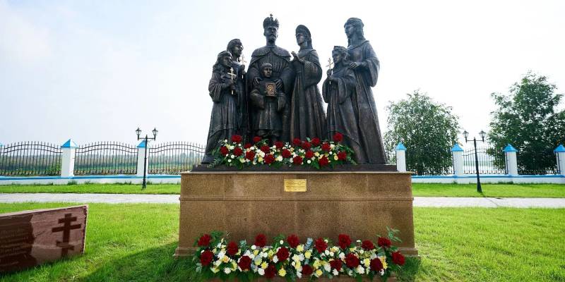 В Белом яре открыли памятник Николаю ll и членам царской семьи