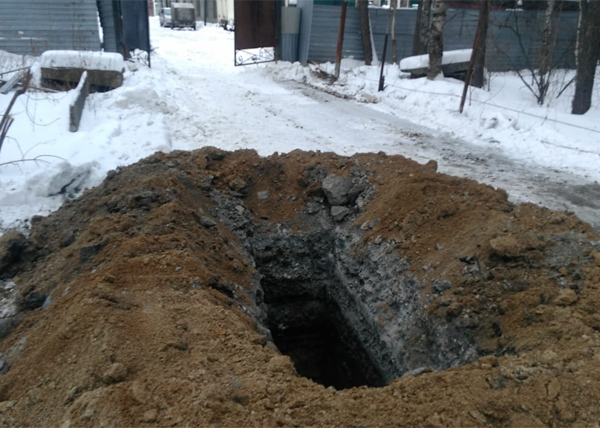 В Екатеринбурге человека похоронили в могиле посередине дороги
