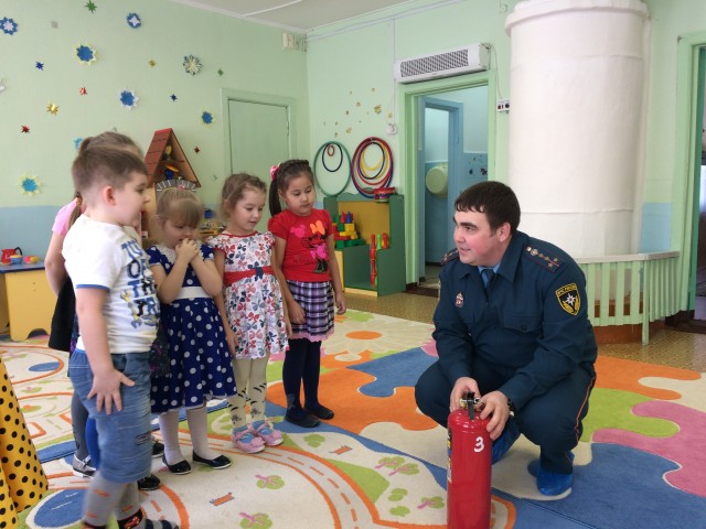 Пожарные Сургутского района провели занятие с детьми в посёлке Высокий Мыс Пожарные Сургутского района провели занятие с детьми в посёлке Высокий Мыс