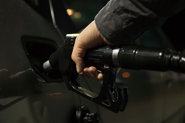 ​Цена на бензин в России может повыситься до 100 рублей