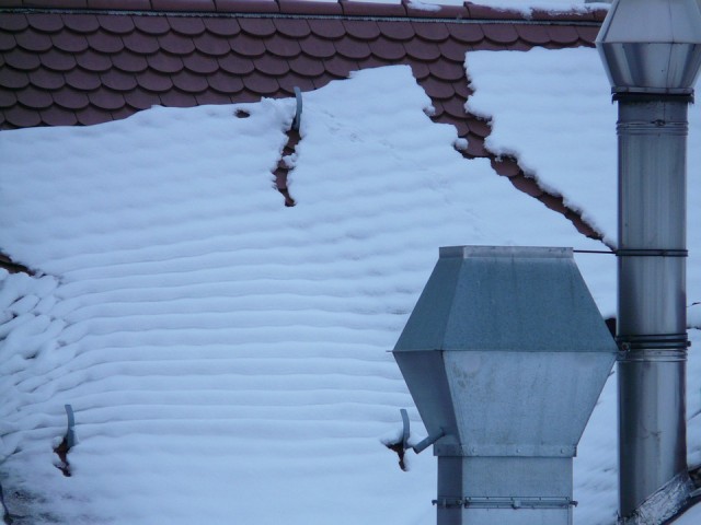 В Лангепасе лавина снега с крыши упала на мужчину