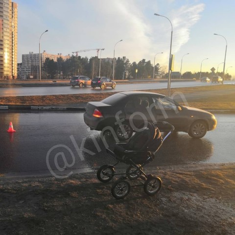 В Сургуте автомобиль сбил женщину и годовалого малыша