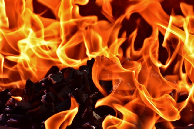 Пожарные Нефтеюганска чудом спасли 5 человек из горящей квартиры
