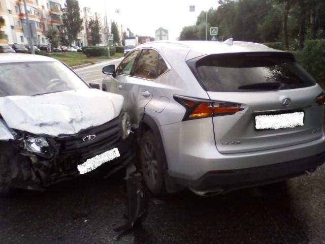 В Сургуте врезались три авто. Пострадал пассажир