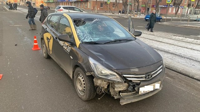 В Екатеринбурге на Уралмаше такси на скорости сбило пешехода