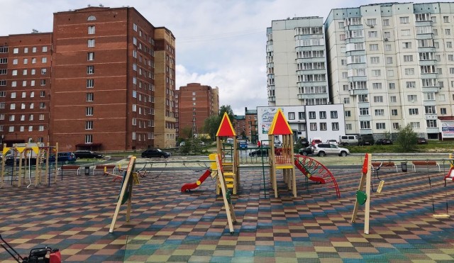 В Солнечном обустроили современные детские площадки