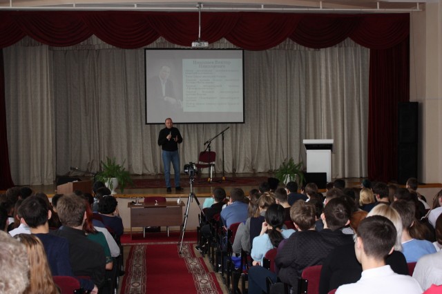 ​В Белоярской школе прошла встреча с писателем Виктором Николаевым