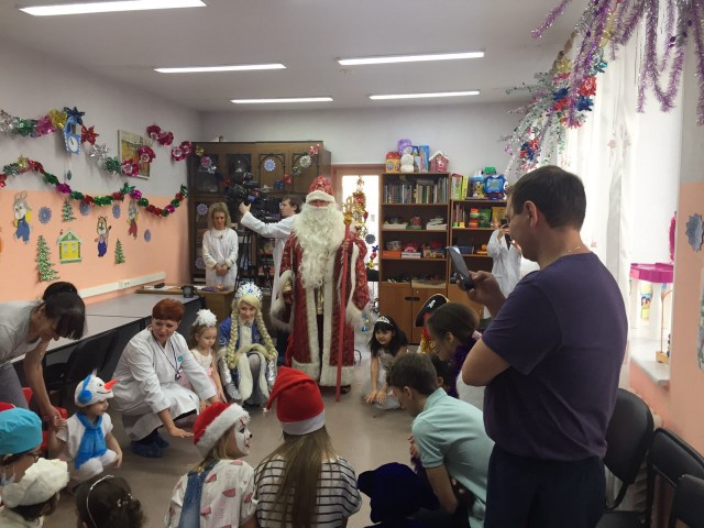 К маленьким пациентам сургутской больницы пришёл Дед Мороз