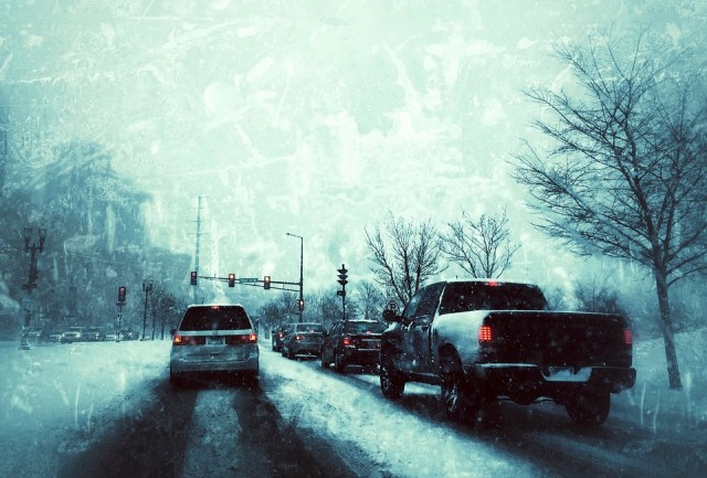 Снегопад спровоцировал пробки на дорогах Челябинска