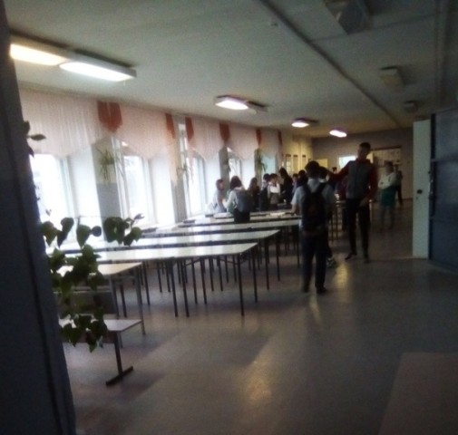 Омские школьники полгода обедают в коридоре по соседству с санузлом