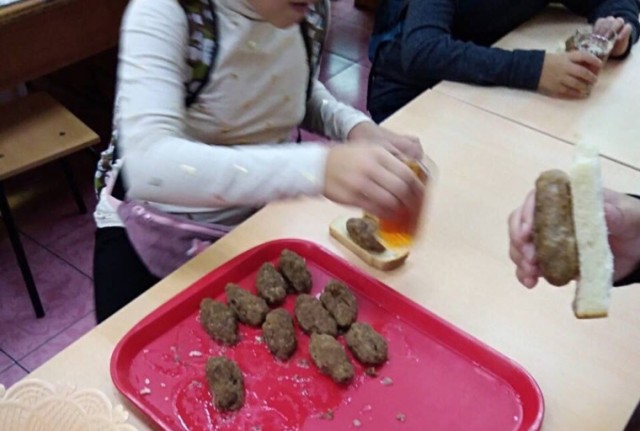В школьной столовой Сургута детей кормили с подноса вместо посуды