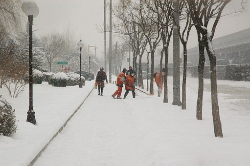 Жители Ханты-Мансийска сами убрали снег с улиц