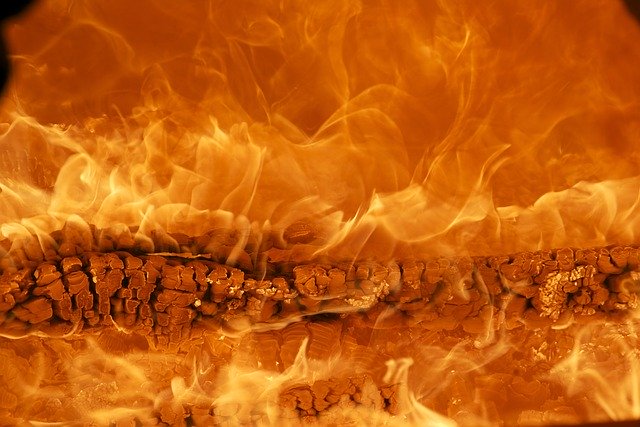В Урае бойцы Росгвардии эвакуировали людей из горящего дома
