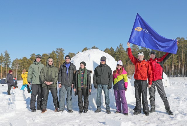 Молодые сотрудники Сургутнефтегаза построили снежные хижины