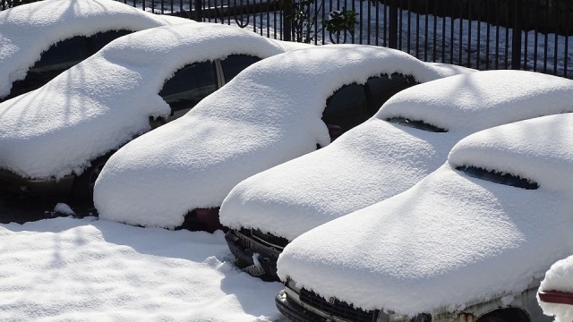 На машину жителя Белого Яра с крыши дома упала снежная глыба