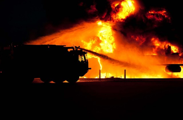 В ХМАО за ночь площадь пожара на нефтебазе сократилась до 300 кв.м