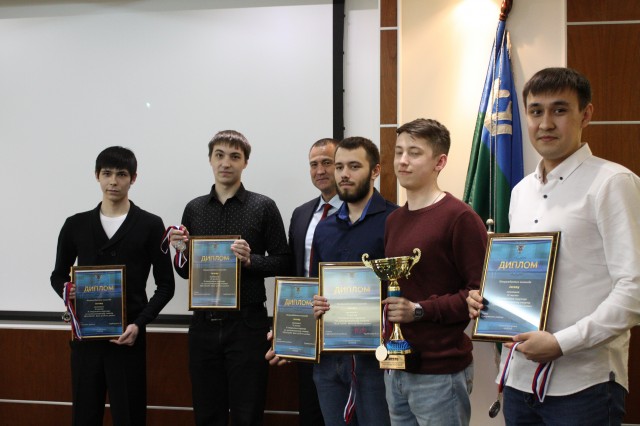 Глава Сургутского района наградил призёров турнира по компьютерному спорту
