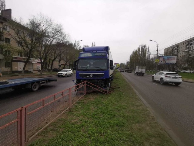 На юге Волгограда фура снесла 10 метров металлического ограждения