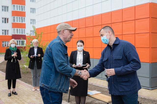 ​Глава Сургутского района Андрей Трубецкой вручил ключи от квартир переселенцам из аварийных домов