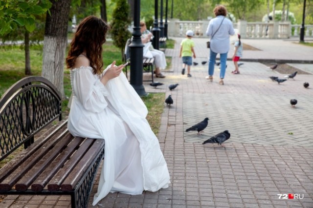 В жару тюменцы вышли в Александровский сад ради фотосессий