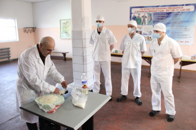 ​В ИК-11 в Сургуте шеф-повар ресторана устроил мастер-класс для осуждённых