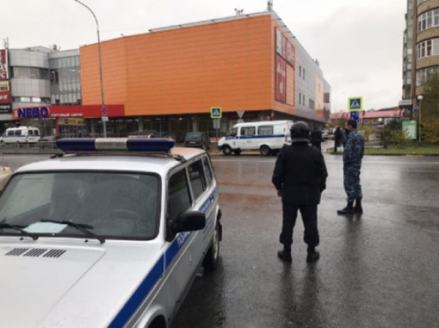 В столице Югры эвакуировали торговый центр после сообщения о минировании