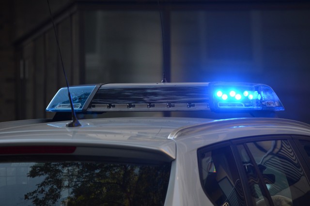 Водитель BMW в Красноярске сбил полицейского после просьбы надеть маску
