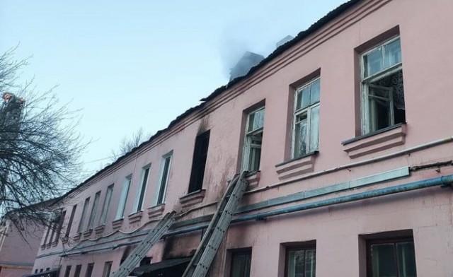 В Казани из горящего дома пожарные эвакуировали 12 человек
