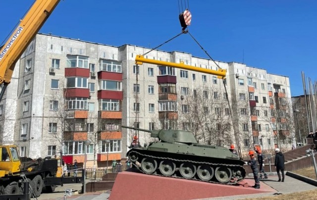 Ко Дню Победы на Мемориале Славы в Сургуте установили настоящий танк Т-34