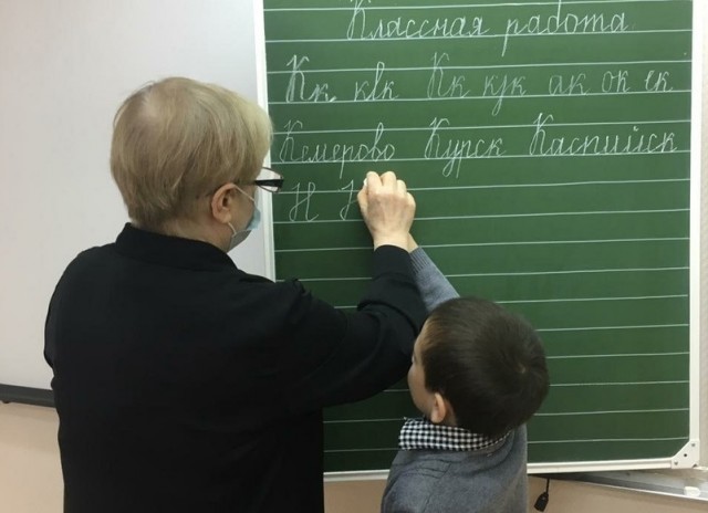 В школе Тром-Агана детей учат каллиграфии