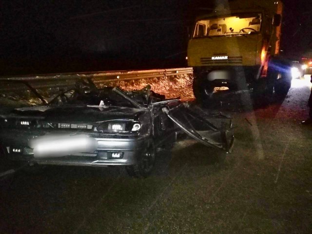 ​В Югре легковушка столкнулась с «КамАЗом»: водитель погиб на месте ДТП