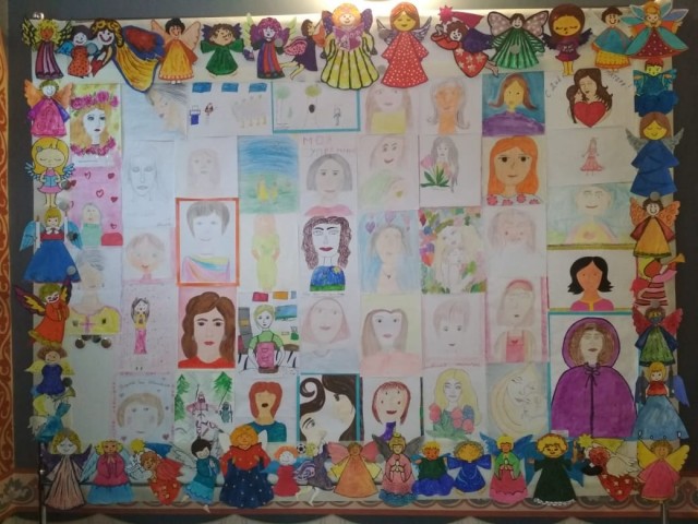 ​В Нижнесортымском ко Дню матери организовали выставку детских рисунков