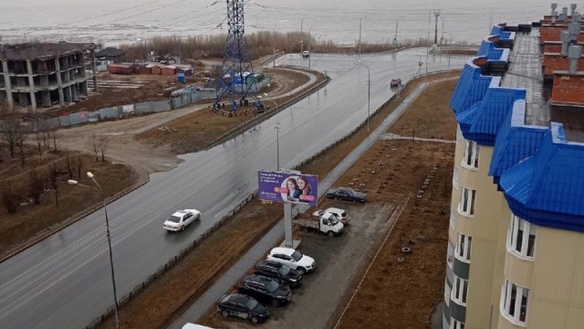 В Сургуте рекламный баннер «украл» у жителей парковочное место