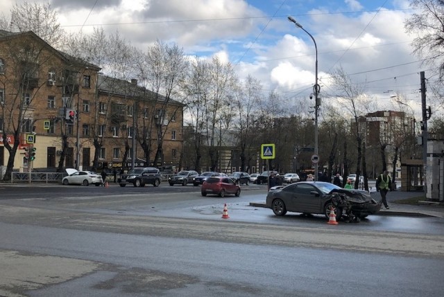В Екатеринбурге пострадал попавший в ДТП с двумя машинами 17-летний пассажир