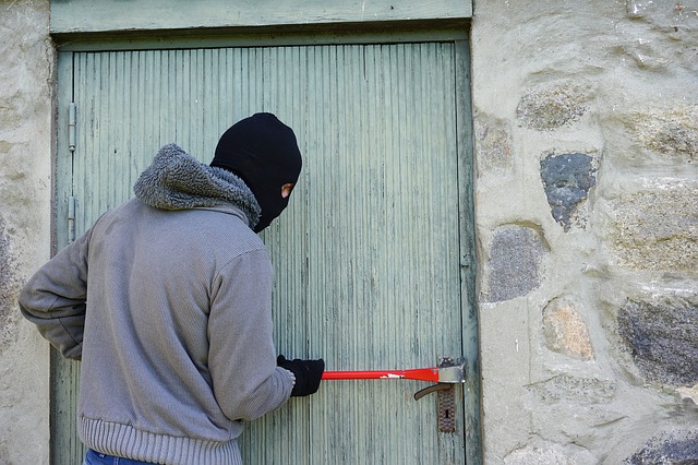 В Мордовии мужчина украл из гаража соседа инструменты на 18 тысяч рублей