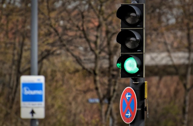 ​В Смоленске починили светофор на перекрёстке-ловушке, где прятались инспекторы ДПС