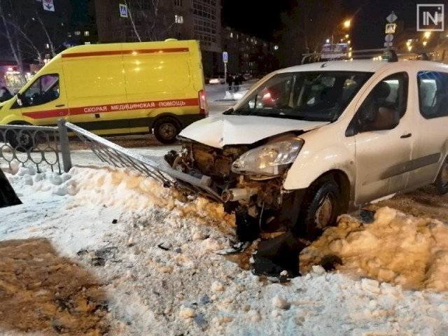 В Екатеринбурге в результате массового ДТП на перекрёстке снесли ограждение