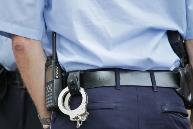 В Астрахани полицейские задержали трёх мужчин, вымогавших 300 тысяч рублей