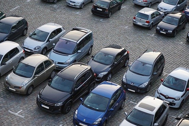 Костромские депутаты увеличили штрафы за парковку на газонах и детских площадках