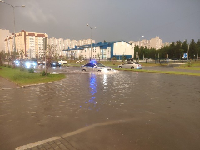 Из-за ливня в Сургуте затопило улицу Ивана Захарова. ФОТО. ВИДЕО