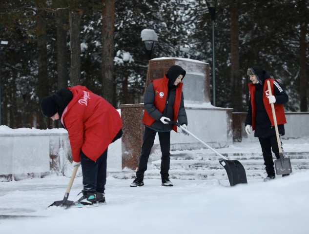 Волонтёры Сургутского района очистили от снега более 50 дворов ветеранов ВОВ