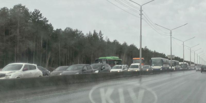 ​На въезде в Сургут образовалась многокилометровая пробка из-за ДТП с перевертышем