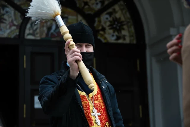 Ничего святого: жители ХМАО возмутились продажей луковой шелухи перед православной Пасхой